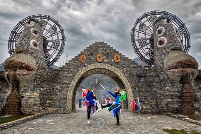 $vo['fname']|default='安顺市经开区幺铺镇阿歪寨腾甲谷景区  马来西亚 拿督雷宗堂作品