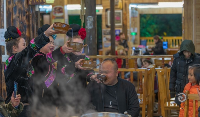 $vo['fname']|default='2019年2月16日拍摄于贵州西江千户苗寨。贵州的‘‘高山流水’’是苗族独特的敬酒习俗，苗族姑娘手持酒壶，唱着祝酒歌，将米酒从高处依次倒入下方的酒碗，形成酒瀑。最终流入客人口中。该习是对客人的最高礼遇，象征着热情像山一样高，友谊像水一样长。高山流水是贵州苗族文化的瑰宝，通过独特的仪式展现热情好客的传统。