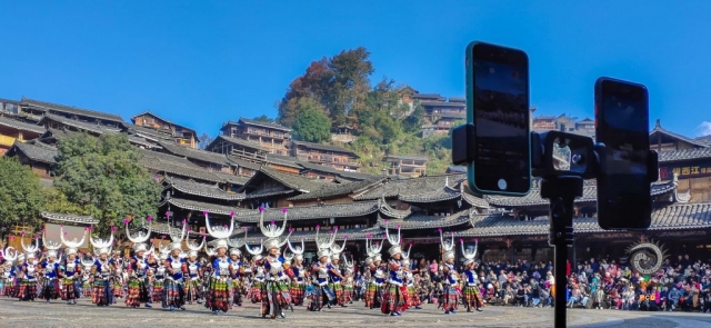 $vo['fname']|default='贵州雷山县西江千户苗寨，自媒体人用手机现场直播当过欢度苗年的盛况。