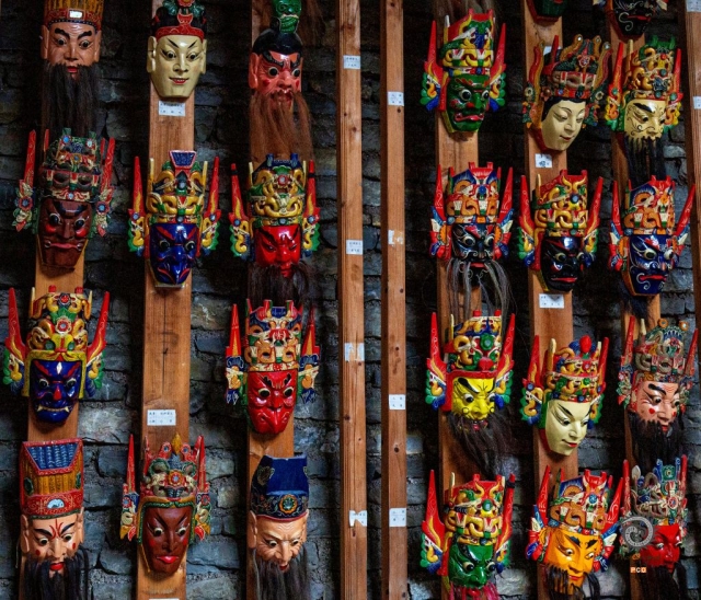 $vo['fname']|default='地戏是屯堡人独有的一种头戴木刻假面的民间戏剧，其由来与屯堡人的生存选择有关。地戏面具包括将帅面具、道人面具、丑角面具和动物面具四大类。各种面具形态各异，颜色鲜艳，表情丰富，栩栩如生。2015年9月17日摄。