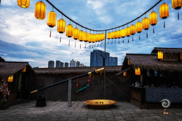 $vo['fname']|default='安顺市区“大明市集”的一处布景。散发着幽幽古韵的布景与现代高楼拔地而起的背景的相互映衬，营造出一种魔幻色彩的氛围，展现出安顺传统与现代交织的独特魅力。