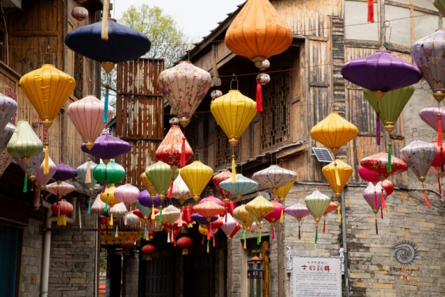 $vo['fname']|default='这组摄影作品我拍摄于贵阳，4月中旬时期。以捕捉乡村生活片段，作品中，错落瓦片屋顶，诉说岁月故事；人们或劳作于山水间，或于屋舍旁休憩。画面中既有自然的清幽，也有生活的质朴。通过这些画面，我旨在记录乡村真实而美好的日常，展现乡村独有的宁静与温情，唤起人们对乡村生活的向往与眷恋，让观者感受这份纯粹而珍贵的人间烟火气。