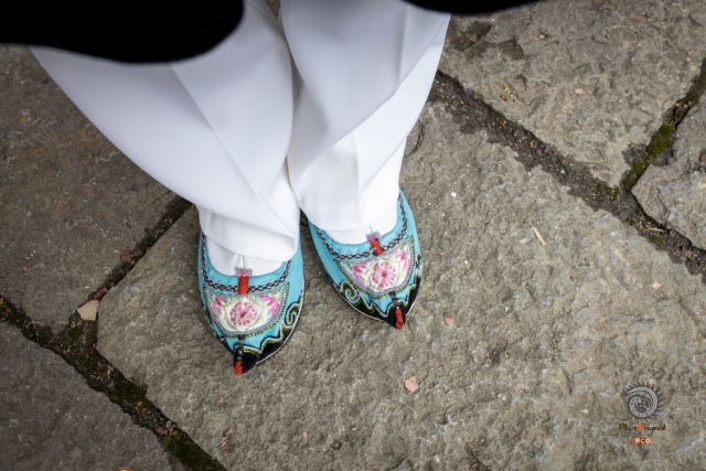 $vo['fname']|default='镜头聚焦鲍家屯绣花鞋，特写丝线在光线下泛着温润光泽。捕捉鞋头绽放的缠枝纹样，光影里，六百年军屯记忆随针线流转，让实用与雅致交织的布鞋，成为屯堡女性智慧与传承的鲜活载体。