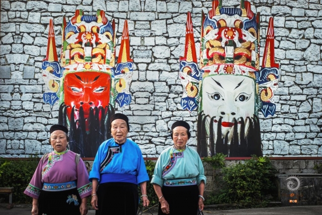 $vo['fname']|default='作为“屯堡符号”的传统服饰与彩绘墙地戏脸谱的相遇，诠释在现代文创营造下，屯堡文化在传统与创意中共存。