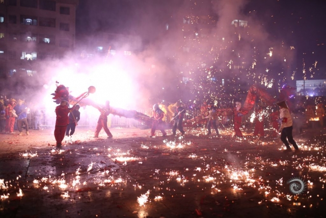 $vo['fname']|default='铁水冲龙是屯堡文化的一个重要符号，屯堡玩龙是明朝屯堡带来的文化，与安顺地方文化结合形成“铁水冲龙”这一独特的文化活动。