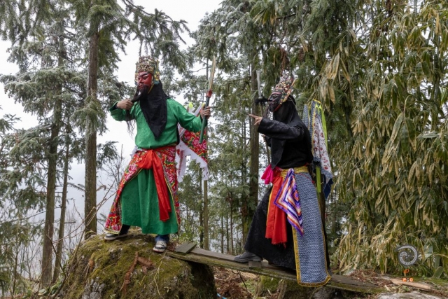 $vo['fname']|default='晨光漫过新阳坡木高台，为地戏表演者镀上金边。镜头在明暗交错中游走：逆光勾勒甲胄的锋利轮廓，侧光雕琢脸谱的油彩褶皱，柔光捕捉台下老者的湿润眼眶。快门与鼓点共振，定格腾跃时的光影割裂，让六百年的军屯忠勇，在光与影的博弈里，于木台之上苏醒、呼吸、传承。