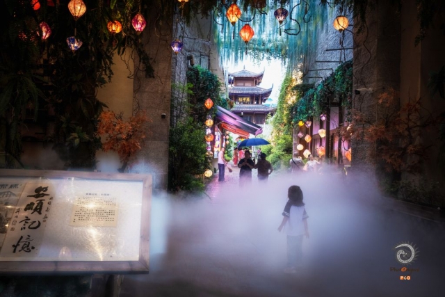 $vo['fname']|default='雾气弥漫的巷道场景，在“一个人的安顺城”寻踪安顺旧梦，现代文旅营造的怀旧氛围，让游客在沉浸式场景中触碰城市历史。