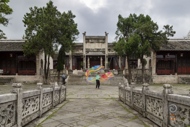 $vo['fname']|default='2024年7月18日，拍摄于，贵州省，安顺市文庙，一人在文庙里的彩带龙。