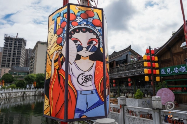 $vo['fname']|default='一盏绘着身穿戏服元素却又搭配现代潮流服饰的人物形象的灯饰，将两边古香古色的建筑与现代高楼连接起来，像是一座无形的桥梁，连接了安顺这座充满魅力的古城的过去与现在。