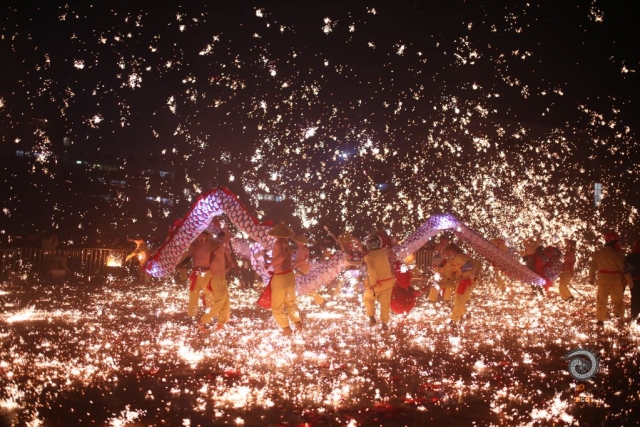 $vo['fname']|default='铁水冲龙是屯堡文化的一个重要符号，屯堡玩龙是明朝屯堡带来的文化，与安顺地方文化结合形成“铁水冲龙”这一独特的文化活动。