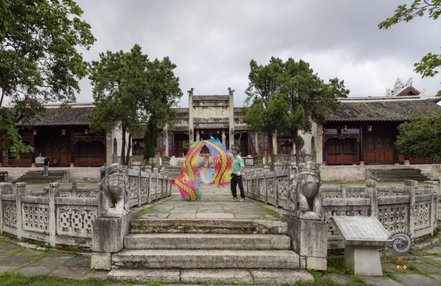 $vo['fname']|default='2024年7月18日，拍摄于贵州省安顺市文庙，一人在舞彩带龙。