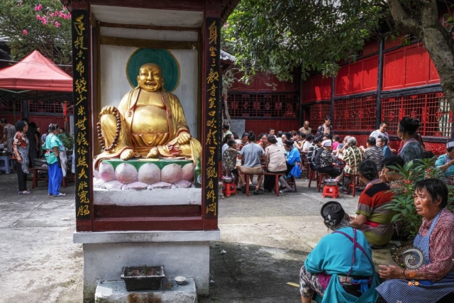 $vo['fname']|default='2025年7月18日（农历六月二十四）民俗“雷神会”节庆日。在天龙屯堡三教寺，当地人在寺院祈福聚餐。传统民俗与烟火交融，见证文化传承与社群凝聚力共生。