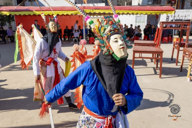 $vo['fname']|default='晨光漫过新阳坡木高台，为地戏表演者镀上金边。镜头在明暗交错中游走：逆光勾勒甲胄的锋利轮廓，侧光雕琢脸谱的油彩褶皱，柔光捕捉台下老者的湿润眼眶。快门与鼓点共振，定格腾跃时的光影割裂，让六百年的军屯忠勇，在光与影的博弈里，于木台之上苏醒、呼吸、传承。