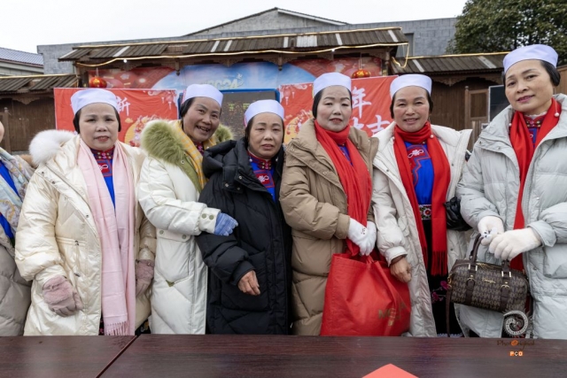 $vo['fname']|default='镜头追循屯堡人的日常轨迹，从晨雾中的田间闲话，到古戏台前的会心一笑，用特写定格眼角细纹里的从容。捕捉服饰斑斓间的相视而笑，市集摊位前的朗声大笑，将六百年岁月沉淀的平和，藏进每道笑纹的弧度。光影里，笑容是屯堡最生动的注脚，串联起烟火人间的温暖密码。