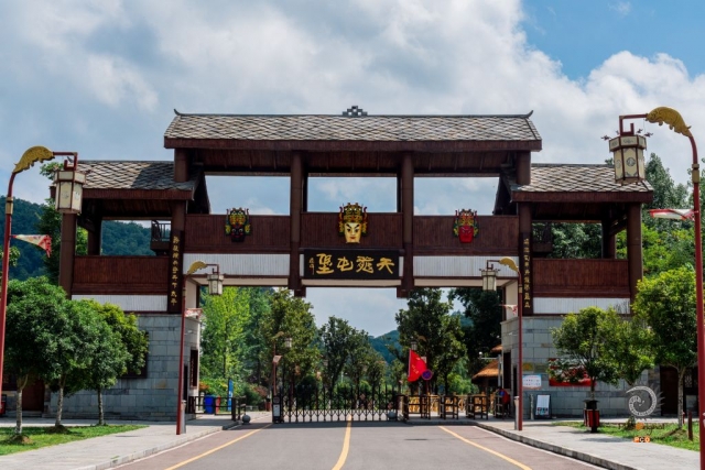 $vo['fname']|default='贵州安顺平坝区的天龙屯堡，是明代“调北征南”屯军后裔聚居地，被誉为“明代生活的活化石”。其历史可追溯至洪武十四年（1381年），朱元璋派军平定西南后，江浙汉族士兵在此屯田戍边，形成独特的军事移民文化。

图一：中式木构大门飞檐翘角，黑底金匾“天龙屯堡”端立，灯笼垂联、门楣面具，串起600年“调北征南”屯军记忆。
图二至四：金甲、黑红甲武士执枪列阵于“天龙屯堡古镇”石拱门前；红灯笼垂街，复现明代军傩遗风，活态演绎“寓兵于农”的屯堡精神。