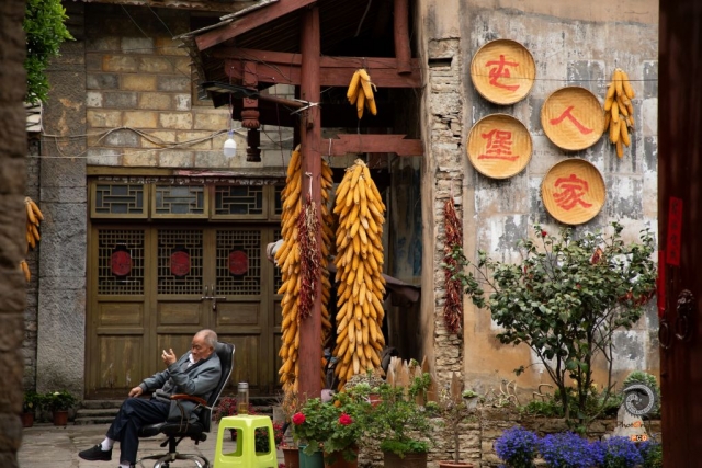 $vo['fname']|default='这组摄影作品我拍摄于贵阳，4月中旬时期。以捕捉乡村生活片段，作品中，错落瓦片屋顶，诉说岁月故事；人们或劳作于山水间，或于屋舍旁休憩。画面中既有自然的清幽，也有生活的质朴。通过这些画面，我旨在记录乡村真实而美好的日常，展现乡村独有的宁静与温情，唤起人们对乡村生活的向往与眷恋，让观者感受这份纯粹而珍贵的人间烟火气。