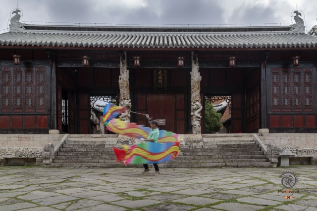 $vo['fname']|default='2024年7月18日，拍摄于贵州省安顺市文庙，一人在舞彩带龙。