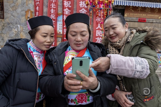 $vo['fname']|default='镜头追循屯堡人的日常轨迹，从晨雾中的田间闲话，到古戏台前的会心一笑，用特写定格眼角细纹里的从容。捕捉服饰斑斓间的相视而笑，市集摊位前的朗声大笑，将六百年岁月沉淀的平和，藏进每道笑纹的弧度。光影里，笑容是屯堡最生动的注脚，串联起烟火人间的温暖密码。