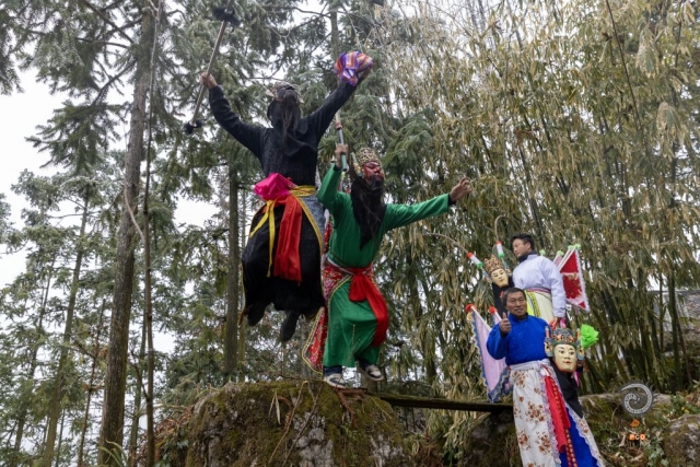 $vo['fname']|default='晨光漫过新阳坡木高台，为地戏表演者镀上金边。镜头在明暗交错中游走：逆光勾勒甲胄的锋利轮廓，侧光雕琢脸谱的油彩褶皱，柔光捕捉台下老者的湿润眼眶。快门与鼓点共振，定格腾跃时的光影割裂，让六百年的军屯忠勇，在光与影的博弈里，于木台之上苏醒、呼吸、传承。