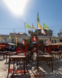 $vo['fname']|default='镜头聚焦安顺新阳坡木高台地戏，以仰角捕捉表演者立于高台的英武身姿，铠甲银饰在日光下泛着古战场的凛冽光泽。特写脸谱上的油彩与眉宇间的张力，远景收进台下村民的凝神注视。快门定格于腾跃瞬间的衣袂翻飞，让六百年军屯记忆在高台之上，借铿锵舞步与炽热目光，完成一次与历史的对话。