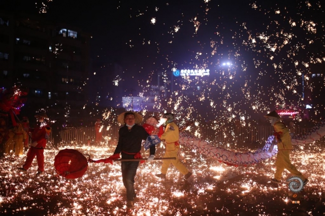 $vo['fname']|default='铁水冲龙是屯堡文化的一个重要符号，屯堡玩龙是明朝屯堡带来的文化，与安顺地方文化结合形成“铁水冲龙”这一独特的文化活动。