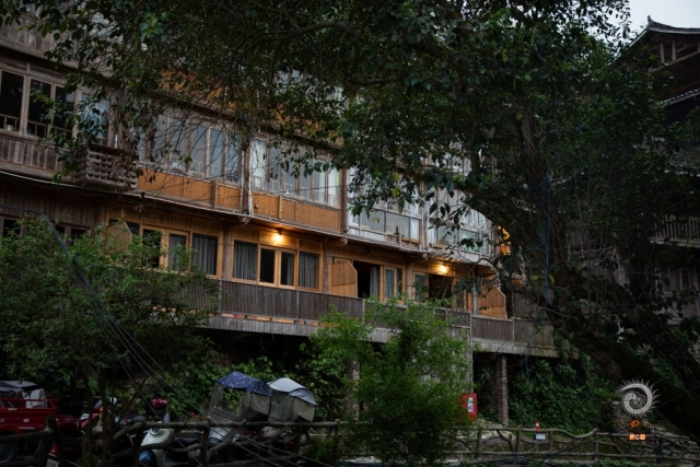 $vo['fname']|default='这组摄影作品我拍摄于贵阳，4月中旬时期。以捕捉乡村生活片段，作品中，错落瓦片屋顶，诉说岁月故事；人们或劳作于山水间，或于屋舍旁休憩。画面中既有自然的清幽，也有生活的质朴。通过这些画面，我旨在记录乡村真实而美好的日常，展现乡村独有的宁静与温情，唤起人们对乡村生活的向往与眷恋，让观者感受这份纯粹而珍贵的人间烟火气。