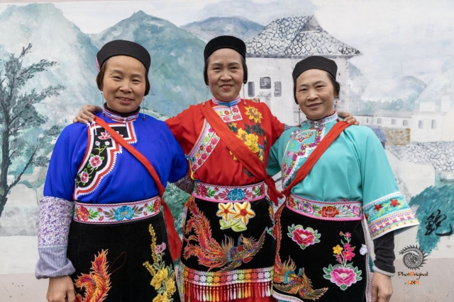 $vo['fname']|default='镜头追循屯堡人的日常轨迹，从晨雾中的田间闲话，到古戏台前的会心一笑，用特写定格眼角细纹里的从容。捕捉服饰斑斓间的相视而笑，市集摊位前的朗声大笑，将六百年岁月沉淀的平和，藏进每道笑纹的弧度。光影里，笑容是屯堡最生动的注脚，串联起烟火人间的温暖密码。