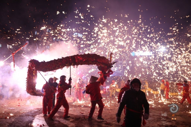 $vo['fname']|default='铁水冲龙是屯堡文化的一个重要符号，屯堡玩龙是明朝屯堡带来的文化，与安顺地方文化结合形成“铁水冲龙”这一独特的文化活动。