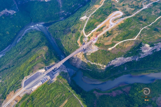 $vo['fname']|default='2020年5月1日贵州省毕节市七星关区林口镇拍摄的“鸡鸣三省”大桥。在云贵川三省交界处（、贵州省毕节市七星关区交界处、云南省镇雄县、四川省叙永县），有一座横跨在赤水河上游支流倒流河之上的鸡鸣三省大桥。作为赤水河流域重要的渡改桥工程,1982年国务院交通部转云贵川三省交通厅文件第一次官方提到修建”鸡鸣三省大桥“。日积月累的期盼，使得修建”鸡鸣三省大桥“，早已成为三省交界一带数十万群众的”百年大梦“。大桥于2016年7月3日正式开工建设，于2020年1月21日正式建成通车，历时1297天。