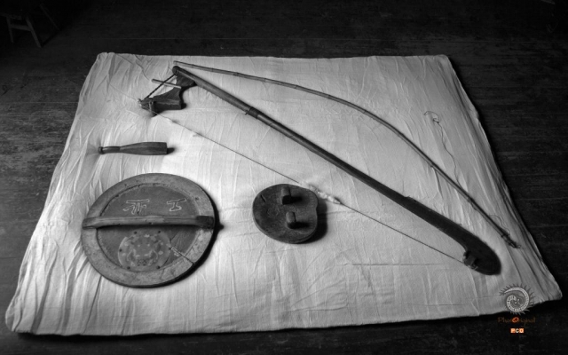 $vo['fname']|default='弹棉花俗称打铺盖，又称"弹棉"、"弹棉絮"、"弹花"，是中国传统手工艺之一，历史悠久，过去，手工棉被是嫁女必备的嫁妆之一。随着现代科技地发展，半机械化、机械化渐渐取代了纯手工劳动，手工弹绵花也慢慢地淡出了人们的视线。虽然如今已经不多见了，但是50岁以上的贵州省榕江县寨蒿镇票寨侗家人都会对“弹棉花”有着亲切而又清晰的记忆。