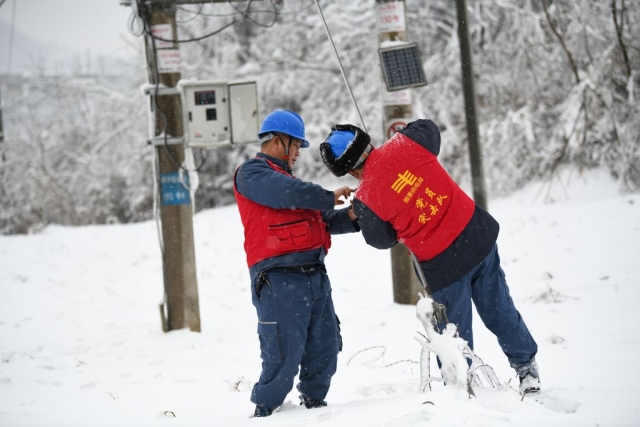 $vo['fname']|default='2022年2月2日，贵州省多地再次出现低温雨雪冰冻灾害天气，为保障电网安全稳定运行。南方电网贵州凯里施秉供电局党员突击队对高海拔地区10千伏配电线路，开展观冰测量特巡特维，确保人民群众春节期间安全可靠用电。