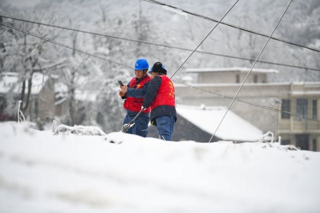 $vo['fname']|default='2022年2月2日，贵州省多地再次出现低温雨雪冰冻灾害天气，为保障电网安全稳定运行。南方电网贵州凯里施秉供电局党员突击队对高海拔地区10千伏配电线路，开展观冰测量特巡特维，确保人民群众春节期间安全可靠用电。