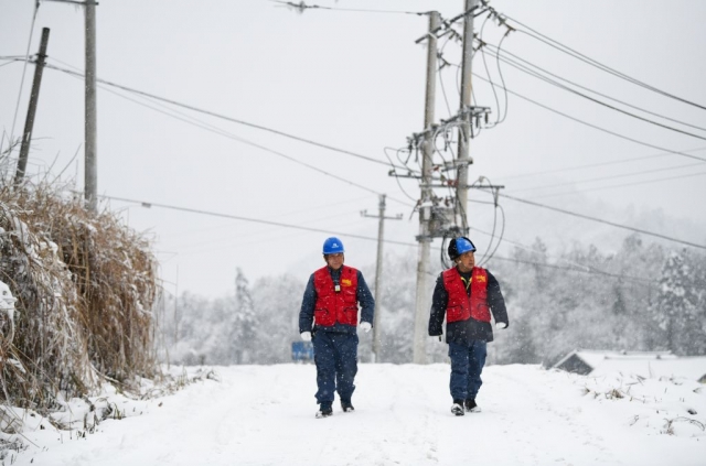 $vo['fname']|default='2022年2月2日，贵州省多地再次出现低温雨雪冰冻灾害天气，为保障电网安全稳定运行。南方电网贵州凯里施秉供电局党员突击队对高海拔地区10千伏配电线路，开展观冰测量特巡特维，确保人民群众春节期间安全可靠用电。