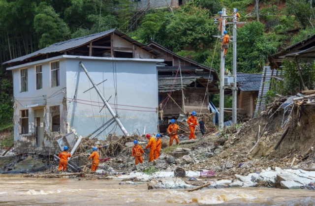 $vo['fname']|default='2022年6月18日，贵州省黔东南苗族侗族自治州从江县多地遭受强降雨袭击，引发洪涝灾害。灾情发生后，当地稳妥、有序开展灾后重建工作，确保受灾群众基本生活得到保障。图为2022年6月22日，贵州电网的工作人员在贵州省黔东南苗族侗族自治州从江县丙妹镇龙江村进行供电设施抢修作业。