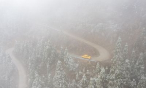 雪中巡线保万家灯火