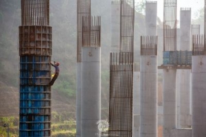 望谟至安龙高速公路册亨高洛段的建设者