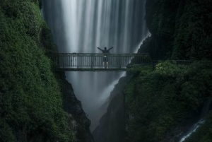 开阳县香火岩瀑布与桥