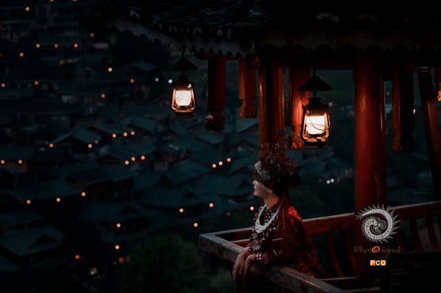 苗家少女椅楼遐想