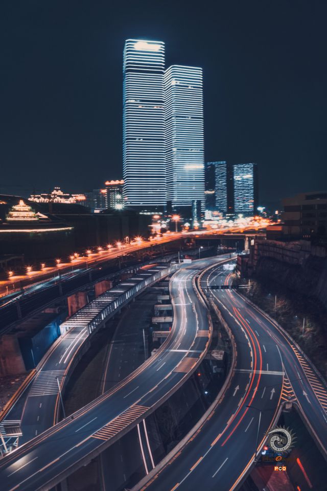 花果园双子塔的夜景