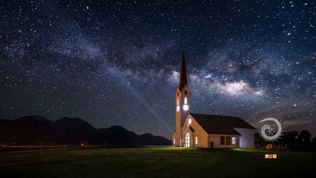 星空下云漫湖的欧式建筑