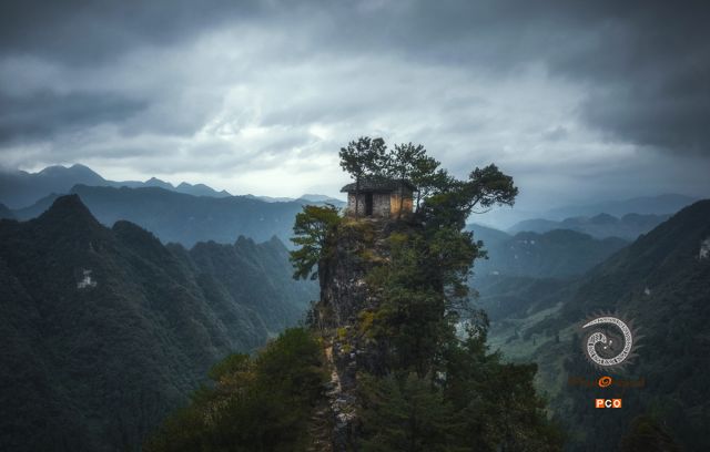 古老的山尖上的寺庙
