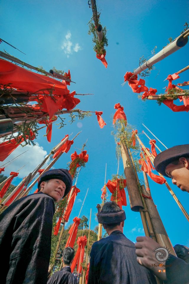 载歌载舞的雷山表演队