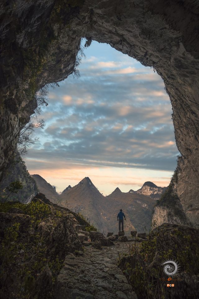 格凸河旁的天坑溶洞