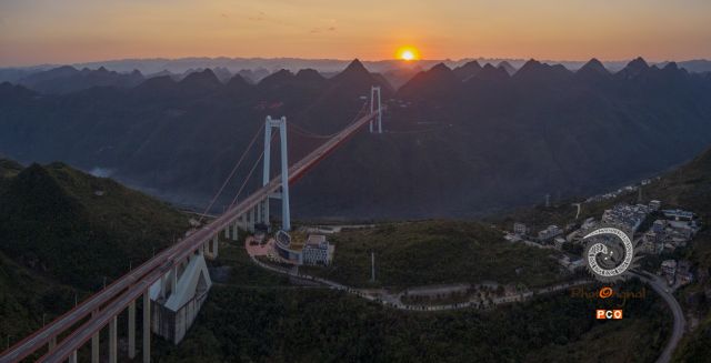 夕阳下的坝陵河大桥