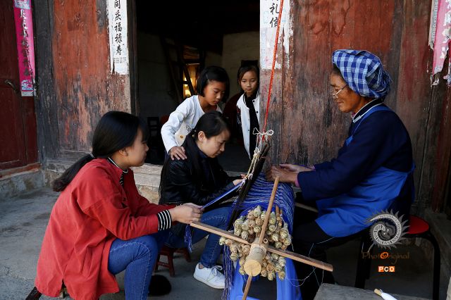 我跟外婆学织布