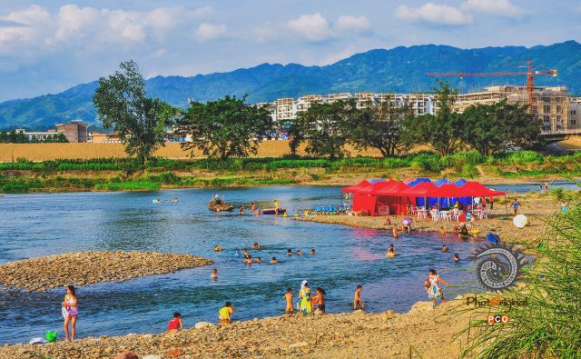 《盛夏河滩》