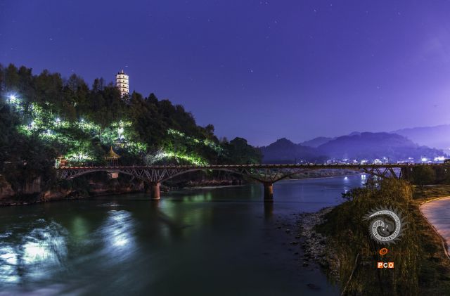《夜幕文笔塔》