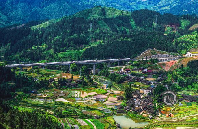 《  跨涧钻山动车来》