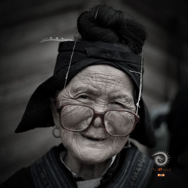 《苗族阿妈》