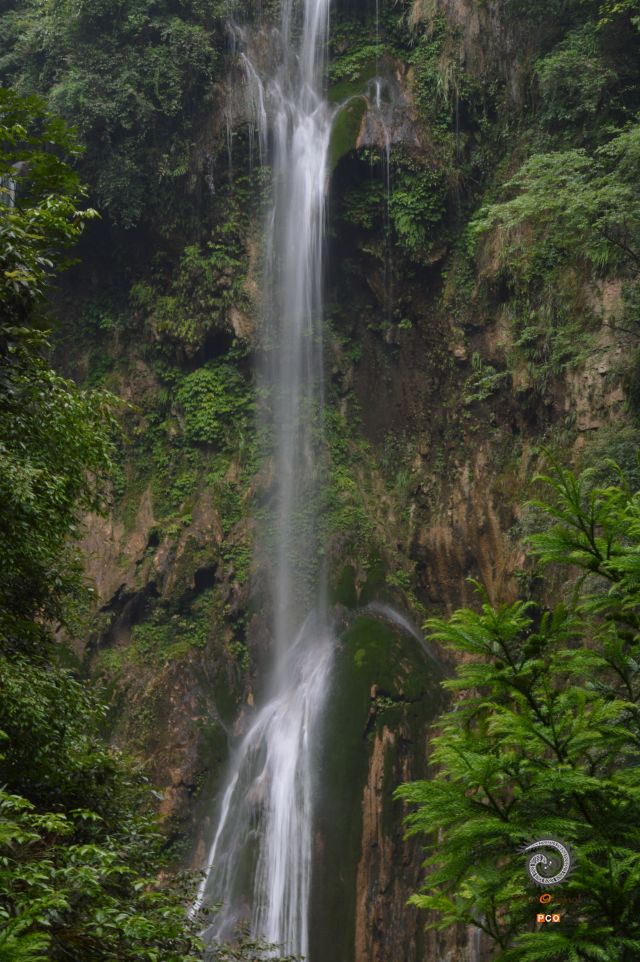 山间翠瀑